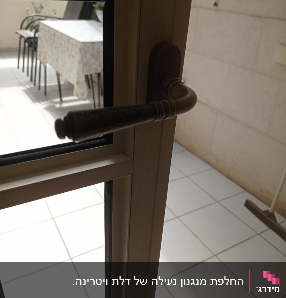 ידית חלון מתכתית על תריס זכוכית